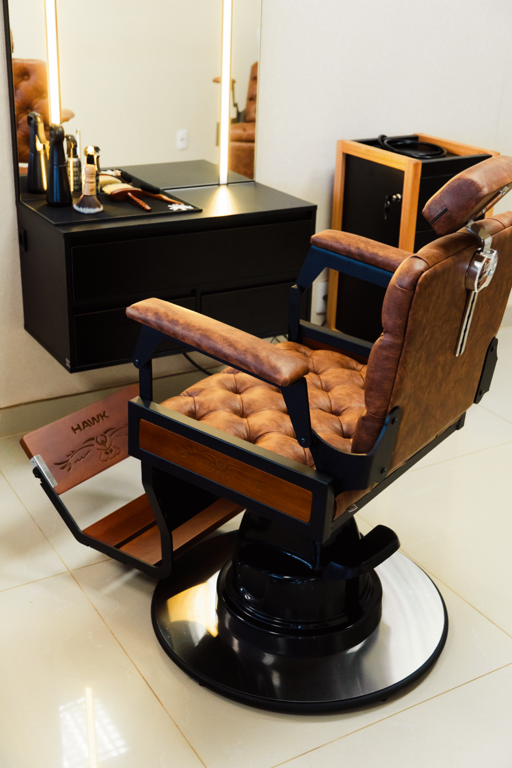 Cadeira de Barbeiro Hawk com Capitonê