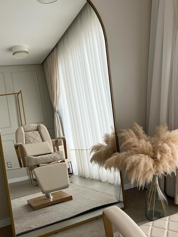 Cadeira Lady com Base Quadrada Dourada para Maquiagem