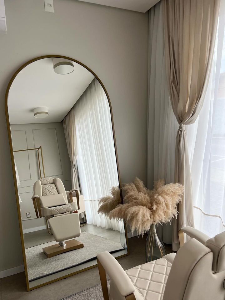 Cadeira Lady com Base Quadrada Dourada para Maquiagem