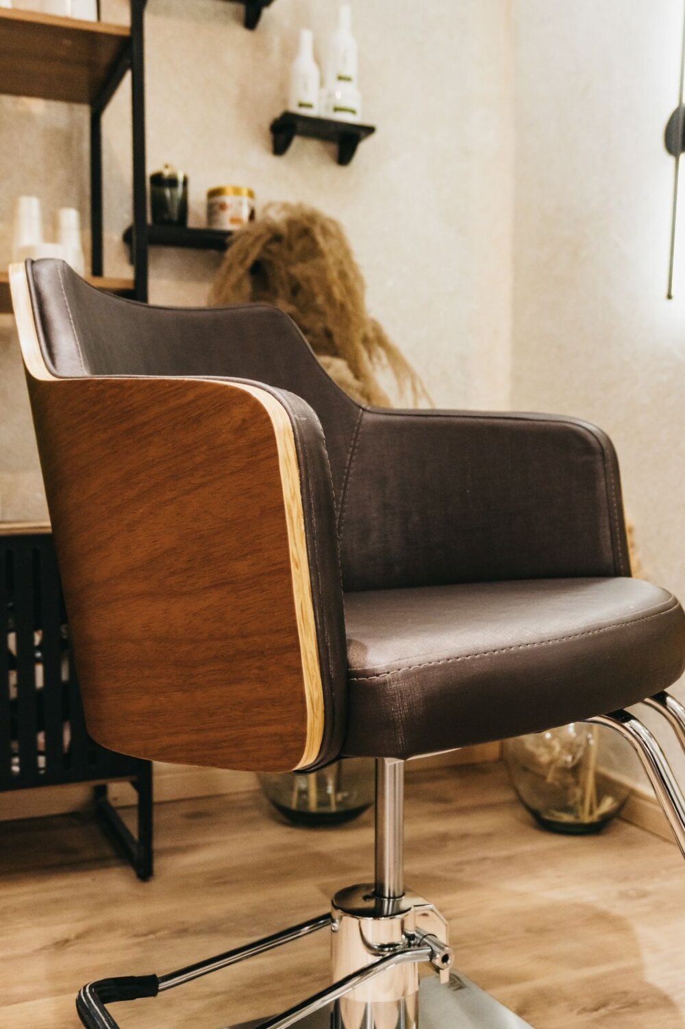 Cadeira de cabeleireiro Nature Amadeirada com base quadrada