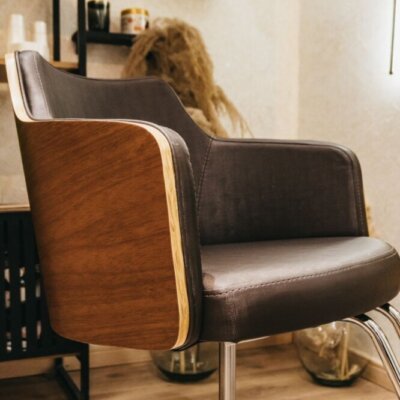 Cadeira de cabeleireiro Nature Amadeirada com base quadrada