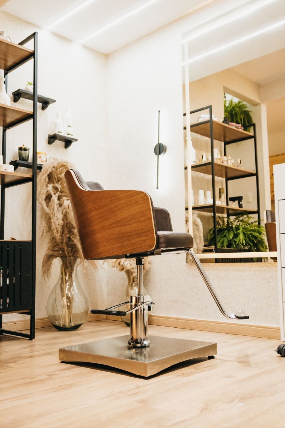 Cadeira de cabeleireiro Nature Amadeirada com base quadrada