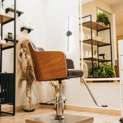 Cadeira de cabeleireiro Nature Amadeirada com base quadrada