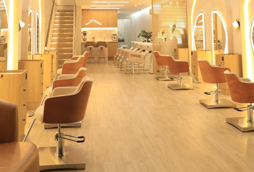 Cadeira de cabeleireiro Nature Amadeirada com base quadrada