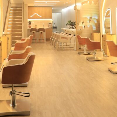 Cadeira de cabeleireiro Nature Amadeirada com base quadrada