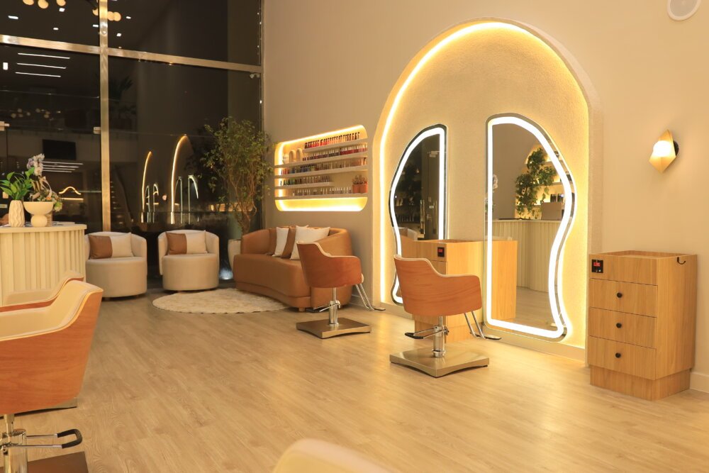 Cadeira de cabeleireiro Nature Amadeirada com base quadrada